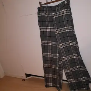 Oanvända rutiga byxor från Gina tricot med prislapp. Köpare står för frakten. Köptes för 300 kr. 