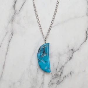  - Halsband med turkost hänge, kedjan är ca 45cm. 9:- i frakt tillkommer.