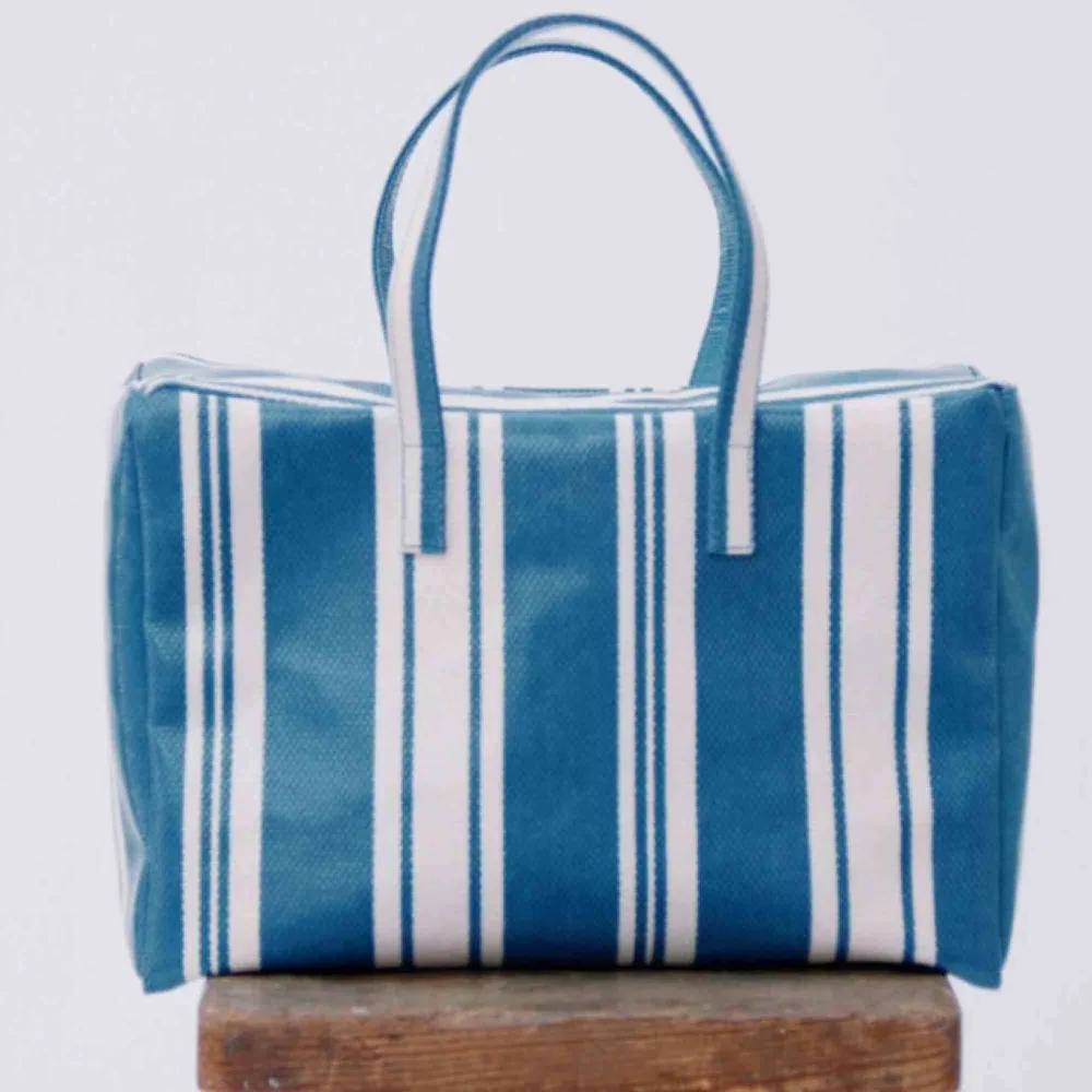 Söker denna väska från Mango! Gärna blå men även de andra färgerna är intressant. . Väskor.