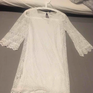  - Säljer denna vackra vit klänning. Storlek vet jag Inte. Men du kan fråga om du är intresserad. 