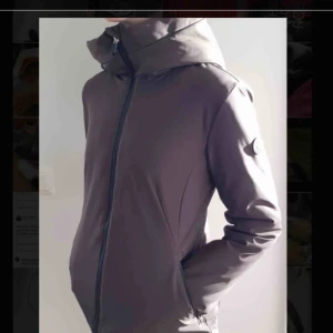  - Superfin vinterjacka från veganska märket Save The Duck i bra skick. Använd en säsong men som ny, bara att trycken på insidan är lite slitna (bild 3).  Size one står det, men är som en XS. Nypris: 2500kr Pris kan diskuteras!!