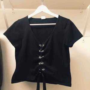  - Fin topp köpt på ginatricot, endast använd en gång! Frakt står köparen för 💕🌟