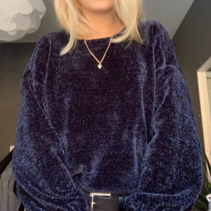  -  Mörkblå ”stickad” tröja från BikBok. V-ringad i ryggen och i ett jätte mjukt material, kan skicka mer bilder vid efterfrågan!