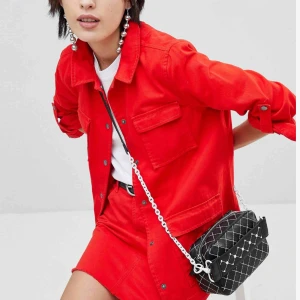  - Snyggt jacka + kjol set som bara använts 1 gång. 