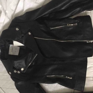  - Helt oanvänd skinnjacka från Pull&Bear, supersnygg. Hör av er vid intresse