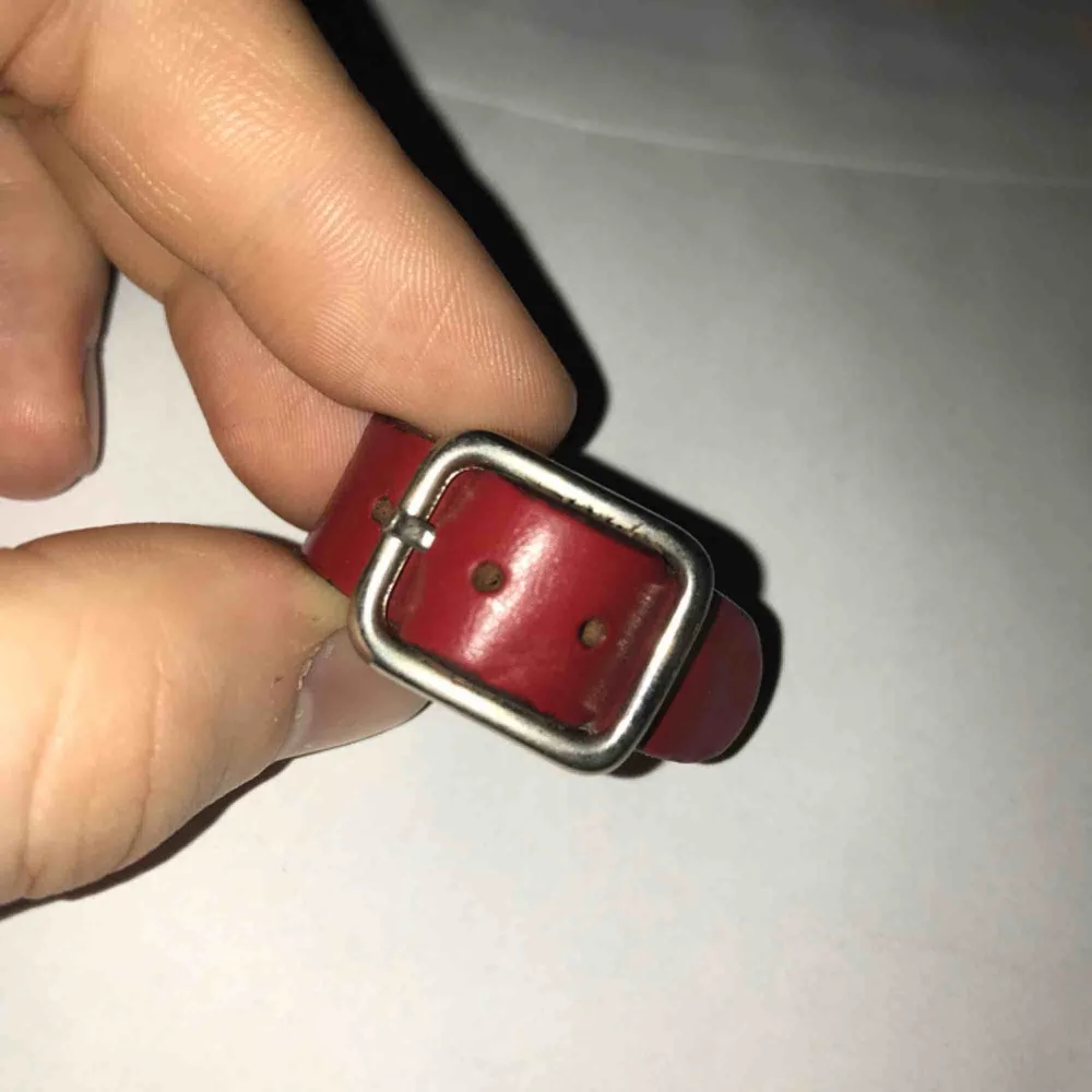 Väldigt sällsynt Maison Margiela ring i rött läder gjord i slutet av 90-talet. Storleken kan justeras, denna ring passar alla. Otrolig kvalité på denna och väldigt svår att få tag på. Inga byten.  Kontakta mig om ni vill ha fler bilder.. Accessoarer.