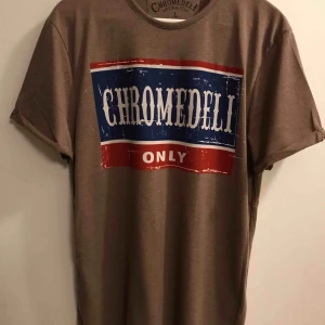  - Ny t-shirt i jättemjukt tyg. Storlek Large och ärmarna är lite uppsydda som syns på bilden. 25:- plus frakt 18:- = 43:- totalt