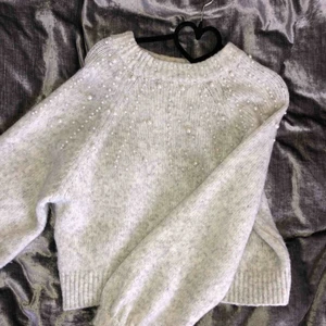  - Stickad tröja med ballong armar prydda med vita pärlor från Zara, i strl S