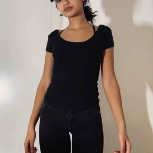  - 👅t-shirt med låg rygg, nice material👅 🖤Köparen betalar för frakten🖤 💡Kan mötas Lund-Malmö💡 👹Högsta bud får plagget👹