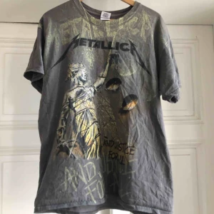  - Väl använd och riktigt snyggt sliten. Kan hämtas i Uppsala eller skickas mot fraktkostnad 