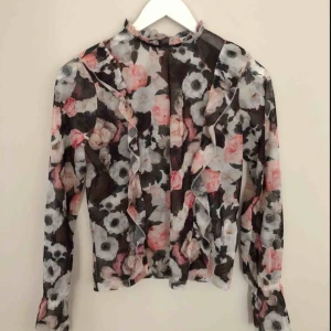  - Tunn blommig topp från NAKD i S, endast använd en gång. 