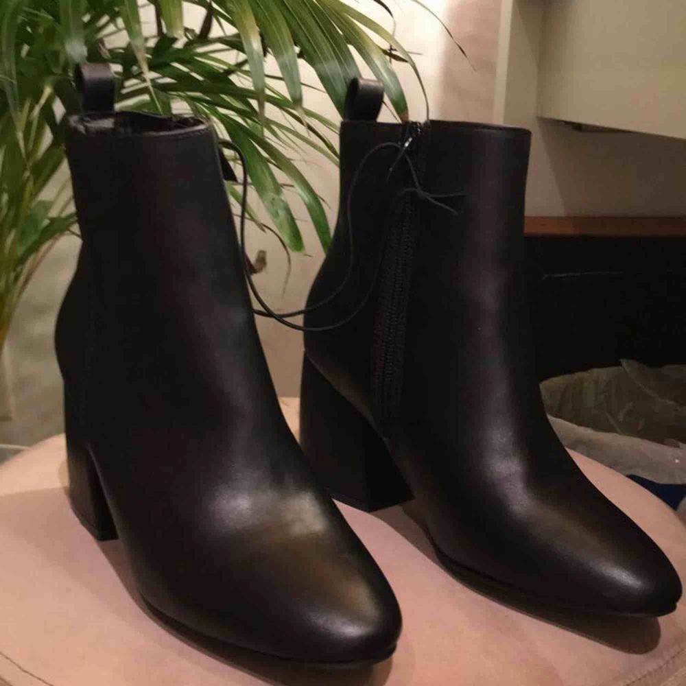 Helt ny & oanvänd block heels i imations läder! Köpta på skopunkten! Säljs då jag har köpt ett par nya liknande! . Skor.