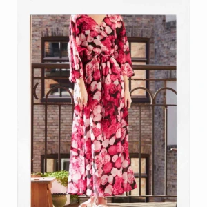  - Super snygg och blommig klänning. Skicket är som nytt. Pm mig gärna med vilket pris du skulle vilja ge för klänningen 🎀 