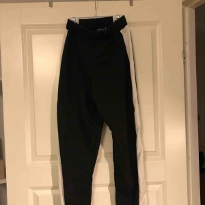  - Mysbyxor/vanliga byxor med vit söm på båda benen! Priset är inklusive frakt