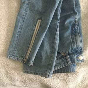 Jeans från Monki i populära modellen KIMONO. tyvärr är något stora på mig. superfina. Storlek 26! Använda ett par gånger och inköpta förra hösten på ASOS. 