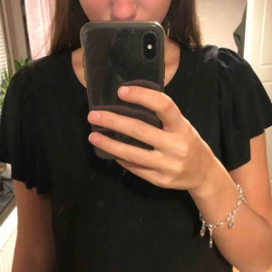  - Fin blus/t-shirt från Esprit som bara hängt i garderoben sen jag köpte den, alltså är den i nyskick.   Bjuder på frakten om du köper 2 grejer eller mer!