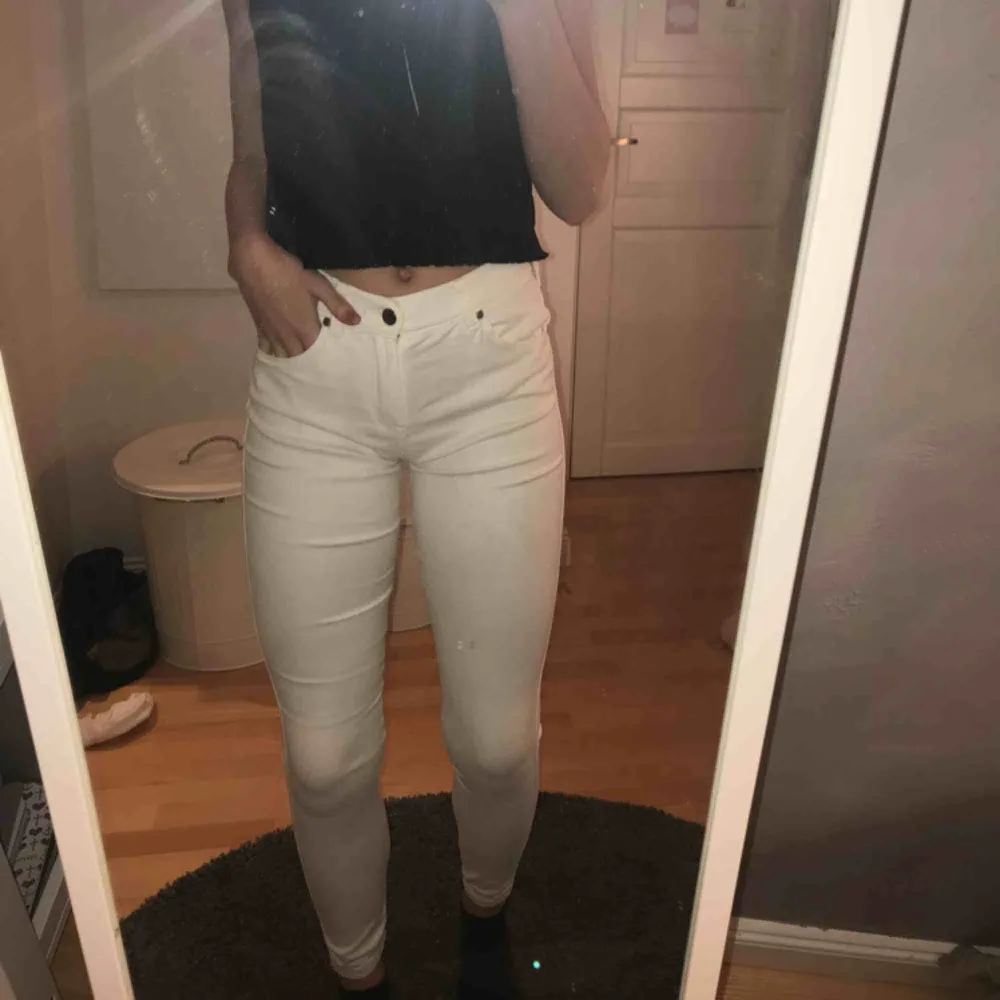 Vita jeans ifrån dr denim. Bra passform och skick. Jeans & Byxor.