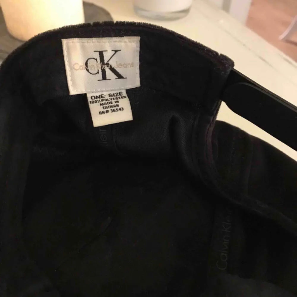 Calvin Klein keps i svart velour tyg.  Nypris runt 300/400kr Använd 1 gång. Övrigt.