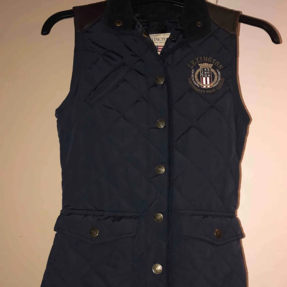 Lexingtonväst strl xs/s som nyskick, 450kr. Fler bilder kan skickas vid seriöst intresse. Frakt betalar köparen.. Takit.