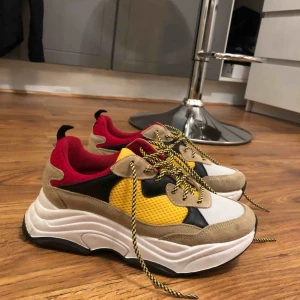  - Använda fåtal gånger, chunky sneakers. 