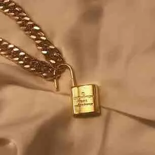 LV Louis Vuitton Gold lock chain necklace. Kopia. Utmärkt skick. Nyckel saknas men går att öppna med hårspänne. Fri frakt 💛. Accessoarer.
