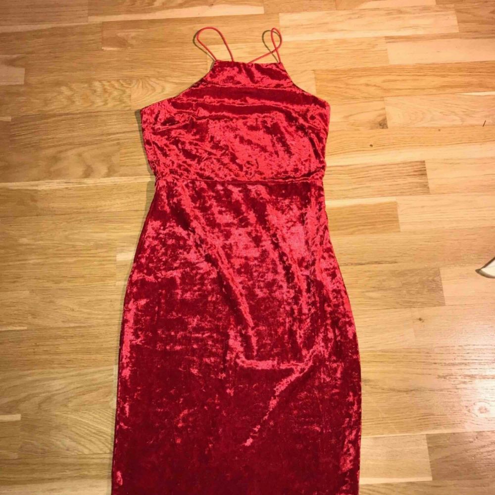 Jag säljer en röd klänning i sammet. Den kommer ifrån Nelly.com. Den är korsad i ryggen. Den är endast testad. Storlek: XS. Nypris: ca 250. Den kommer från ett djur och rökfritt hem.. Klänningar.