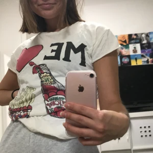 Lite smårolig tshirt💗 - En perfekt T-shirt för alla strips älskare där ute✨✨ i storlek xs och den må kanske inte vara i ny skick men så skön och så kul🙏💗 