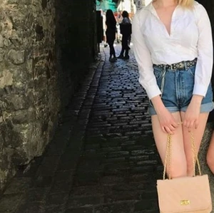 Mom-shorts  - Shorts från zara i stl 36. För stora för mig och har knappt blivit använda. Köparen står för frakt💕