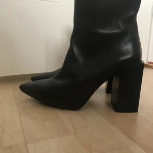 Boots strl 37 perfekt skick - Boots från Depp med spetsig tå och snygg klack, aldrig använda, originalpris 950kr