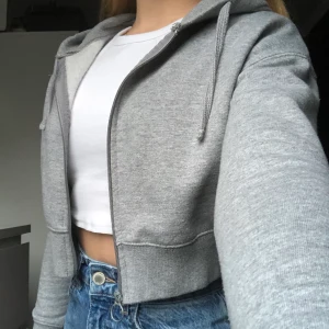 Grå kofta - Säljer denna kofta då den tyvärr blivit för liten. Den är i storlek xxs och passade mig när ja var storlek xs. Nu är den tyvärr för liten i armarna. Den har mysigt material inne och är rätt så kort. Kan mötas upp i stockholm annars fraktar jag också.