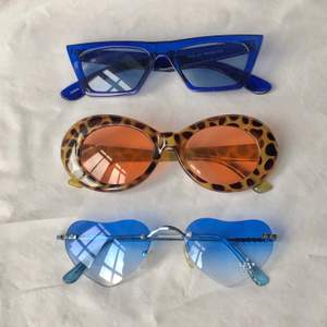 3 par snygga solglasögon i väldigt bra skick som säljs för 80kr paret✨ frakt tillkommer och blir 42kr✨skriv om det finns några frågor✨