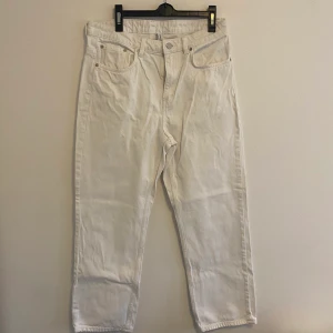 Raka jeans från weekday  - Vita rak jeans från weekday. Använda någon gång, i bra skick. 
