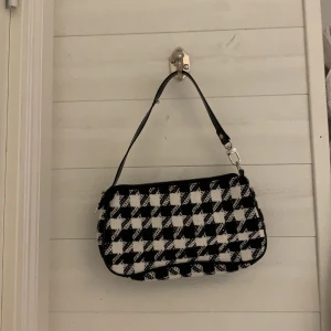 Väska  - Säljer min fina väska, den är aldrig använd och är som ny