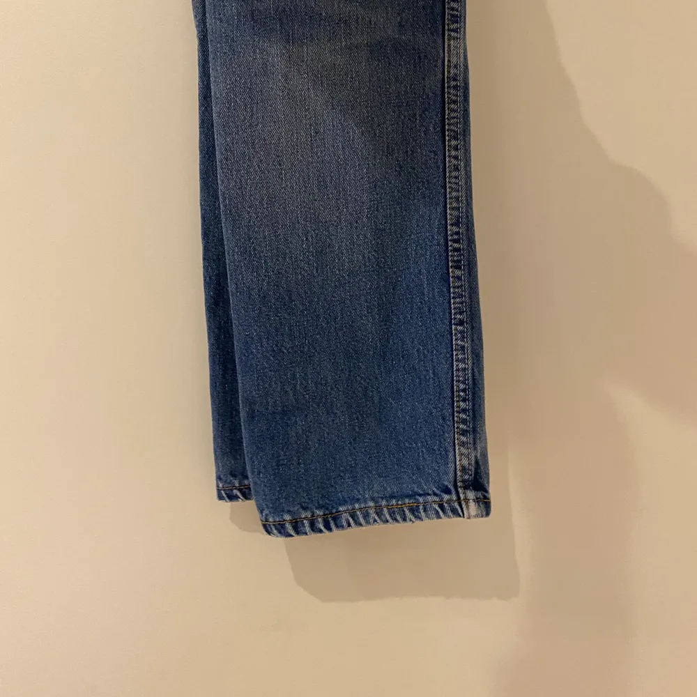 Ett par sjukt snygga levis jeans i modellen 501, skitsnygg färg!🤩 Dom är tyvärr försmå på mig:( levis vintage jeans är lite mindre i storleken så skulle nog passa nån med waist 25/26💕. Jeans & Byxor.