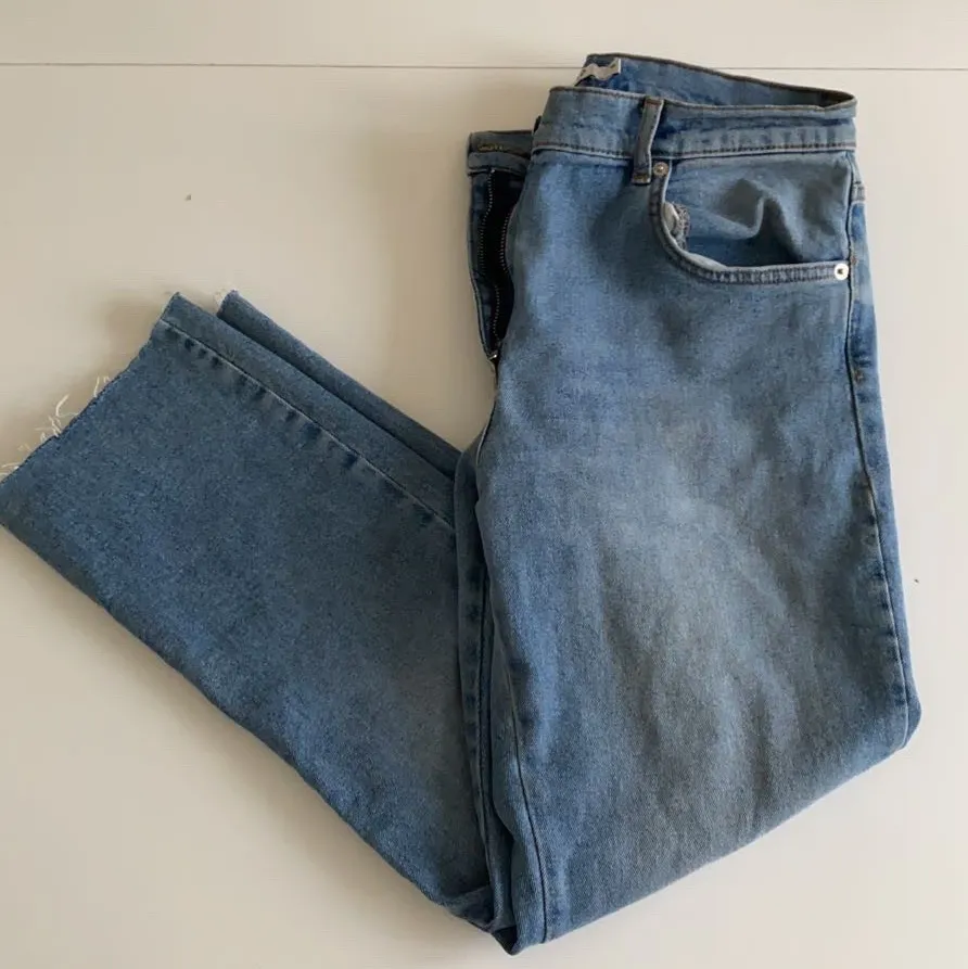 Snygga jeans från NAKD i storlek 38😍 använda ett fåtal gånger, ser nya ut!! Avklippa nertill och passar kortare personer då jag är 159/160cm❤️❤️ säljer pga att jag inte är någon jeans ”tjej” så någon annan kan använda dom istället för mig💞💞🥰🥰🥰 dom sitter så skönt och är stretchiga och trendiga 😘. Jeans & Byxor.