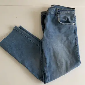 Snygga jeans från NAKD i storlek 38😍 använda ett fåtal gånger, ser nya ut!! Avklippa nertill och passar kortare personer då jag är 159/160cm❤️❤️ säljer pga att jag inte är någon jeans ”tjej” så någon annan kan använda dom istället för mig💞💞🥰🥰🥰 dom sitter så skönt och är stretchiga och trendiga 😘