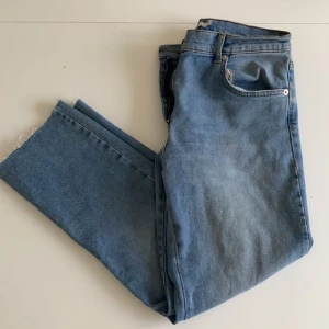 NAKD blåa jeans - Snygga jeans från NAKD i storlek 38😍 använda ett fåtal gånger, ser nya ut!! Avklippa nertill och passar kortare personer då jag är 159/160cm❤️❤️ säljer pga att jag inte är någon jeans ”tjej” så någon annan kan använda dom istället för mig💞💞🥰🥰🥰 dom sitter så skönt och är stretchiga och trendiga 😘