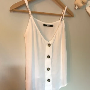 Linne! - Jättefint linne från bikbok! Använt max 3 gånger. Storlek xs, men passar nog s också! Köparen står för frakten! 💗 pris kan diskuteras 