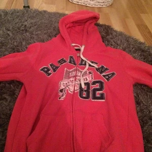  - Fin hoodie från Cubus, liten i storleken passar mig som är storlek small! Jätte bekväm å mysig :)