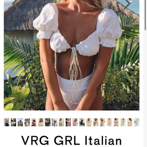 Top/blus - Vit top köpt från Vergegirl i somras men som tyvärr inte kommer till användning. Storlek S och sitter fint runt bysten. Uppenbarligen inte mina bilder, men den sitter bra på i verkligheten också och är i princip i nyskick. Inte genomskinlig 👍🏻💕 