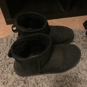 Uggs - Säljer de mest bekväma skor jag någonsin ägt, mina Uggs. Letar efter någon som kan älska dem ett tag till 💕 Äkta såklart 🦋 säljer pga att jag ska köpa nya, säljer billigt då de är väldigt slitna. 🧚🏼‍♀️ köpta för 2000kr 🥰 50kr extra om man vill ha med lådan 🧚🏼‍♀️