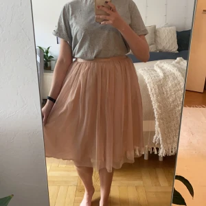 Rosa tyllkjol - En ”dusty pink” tyllkjol som inte använts till mer än bilder eftersom den är för liten för mig. Har en underkjol, sidenkant i midjan och resår baktill. Kan mötas eller så står köparen för frakten. 