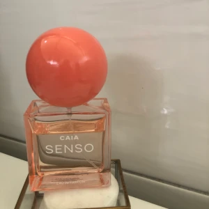 Caia parfym  - Säljer Biancas senso som är slutsåld på hemsidan, lite mindre än en tredjedel är använd! Var min favorit i somras men kände att någon annan kanske vill ha den mer! 595 kr från början. Budgivning om fler är intresserade🌸🧡  