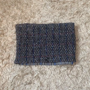 Unik Vändbar Tubetop - En vändbar tubetop med ett gömt blixtlås! Ena sidan är av stretch material och den går lätt att matcha till! Jättefin på men kom tyvärr inte till användning av mig