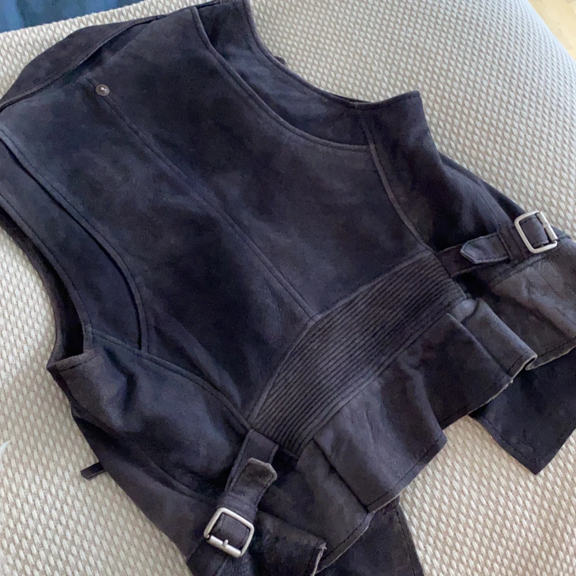 Grå läderväst med fina detaljer  - 91