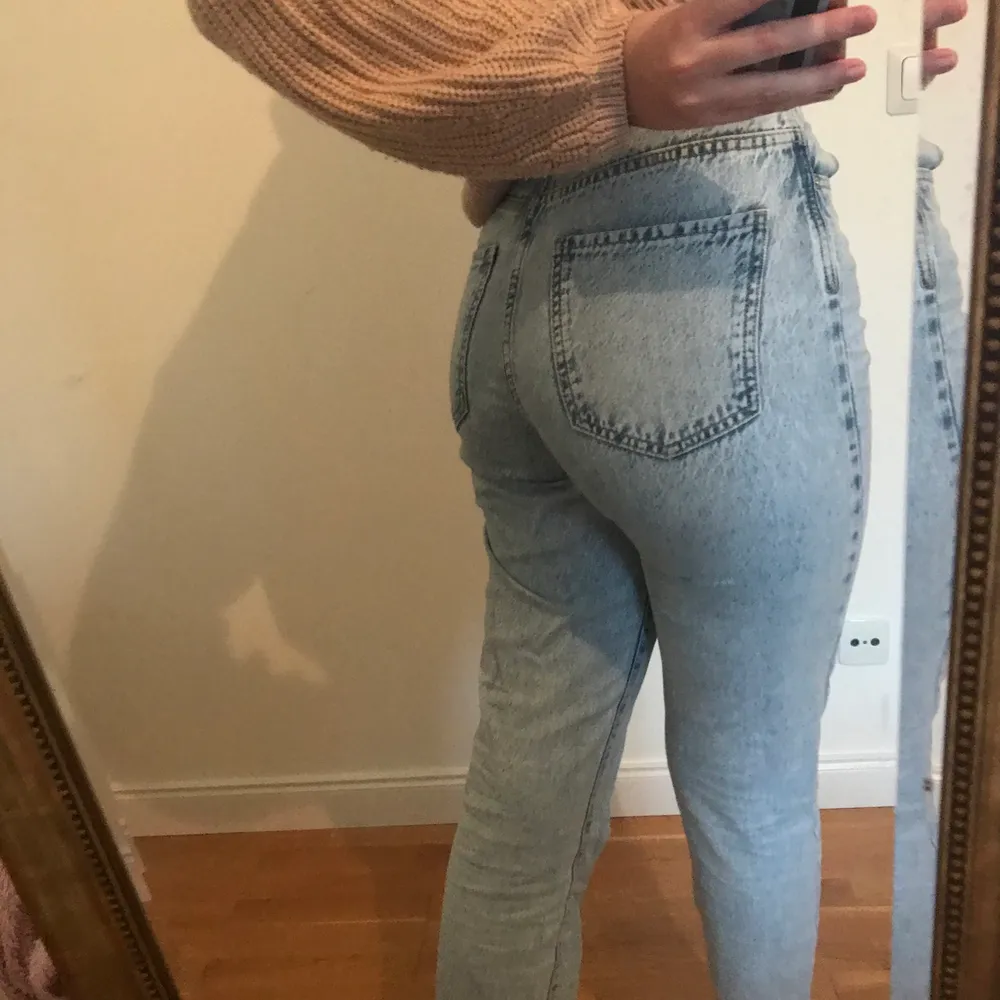 Ljusblå mom jeans från Gina tricot, strl 36/s . nypris 500kr säljes för 150kr + frakt eller buda. Är 172 dom är något korta✨. Jeans & Byxor.