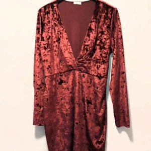 Klänning st L - Supersnyggt klänning från Nelly. Köpte den förra året men användes bara en gång. Stolek L/XL