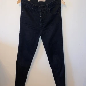 Levis jeans Mile high superskinny  - Snygga svarta jeans från Levis i storlek 28! Använda fåtal gånger säljer pga förstora. Det är i modellen Mile high superskinny! 🖤🖤