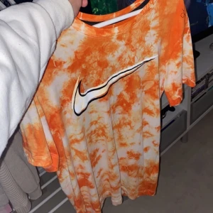Tie dye nike tee - Size S. Passar S-M. Unisex! Väldigt bra gjord, och otroligt bra skick. 