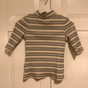 T-Shirt från Monki - Randig T-Shirt från Monki i storlek XS! Köpare står för frakt 